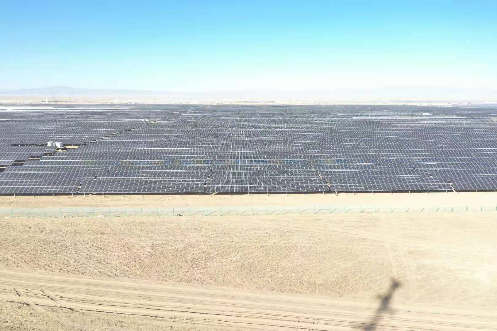 青海海南州4#地塊100MW競價光伏項目順利并網(圖1)